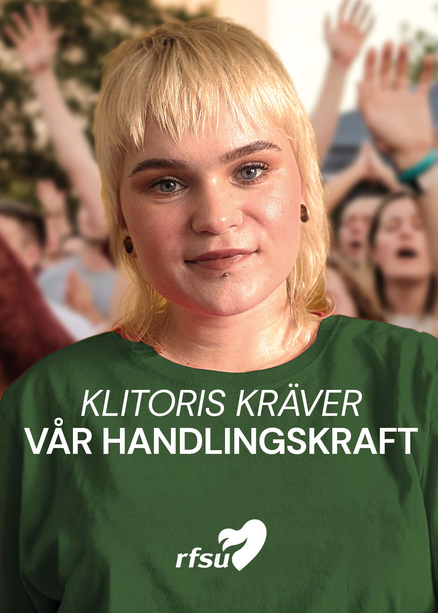 En kampanjaffisch från RFSU föreställande en person med ljust hår och piercing i underläppen. Personen bär en grön tröja med texten ”KLITORIS KRÄVER VÅR HANDLINGSKRAFT” i vitt.