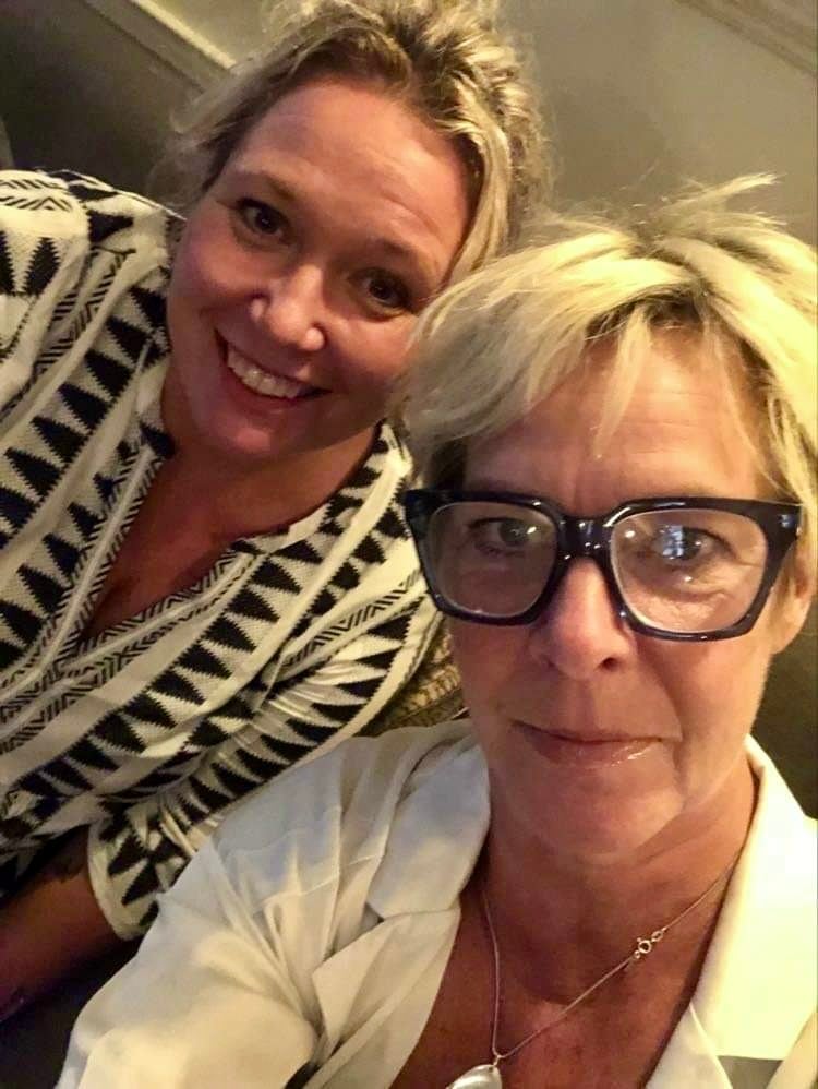 Två personer har tagit en gemensam selfie. En har glasögon, båda är blonda. 