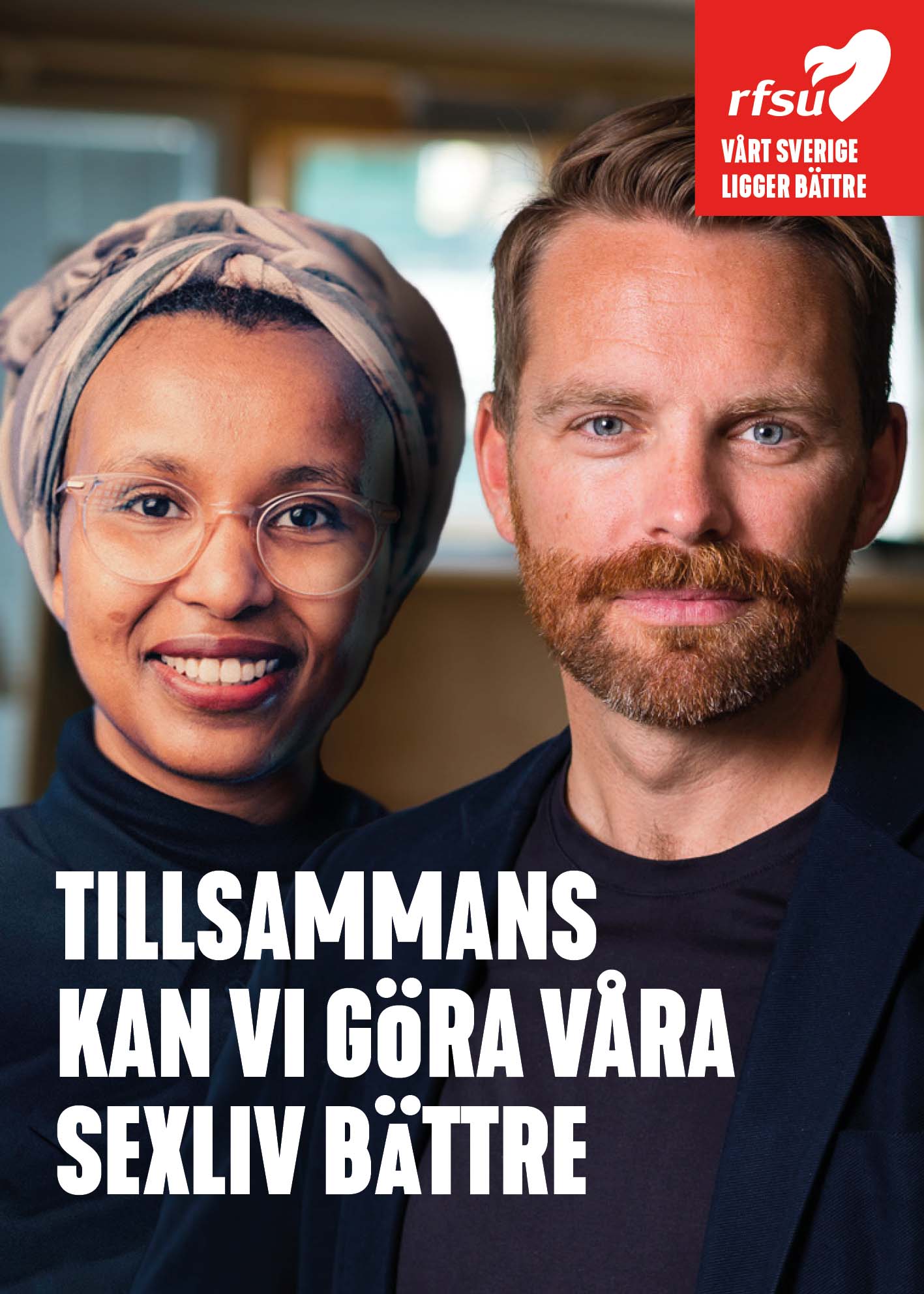 En kampanjaffisch från RFSU med två leende personer i fokus, varav en bär huvudbonad och glasögon. Längst ner står texten ”TILLSAMMANS KAN VI GÖRA VÅRA SEXLIV BÄTTRE”.