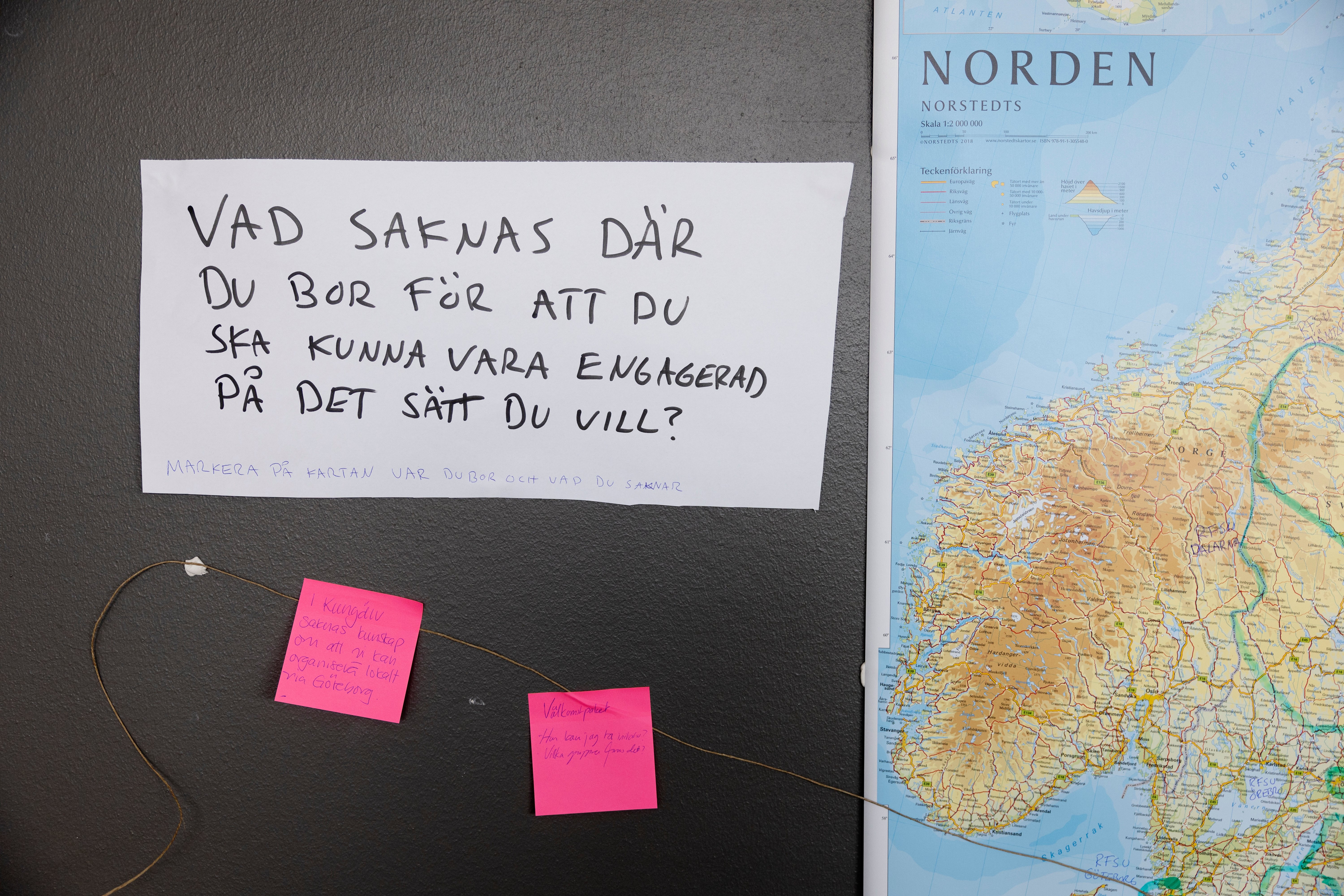 En handskriven skylt på en vägg med frågan ”Vad saknas där du bor för att du ska kunna vara engagerad på det sätt du vill?” bredvid en karta över Norden.