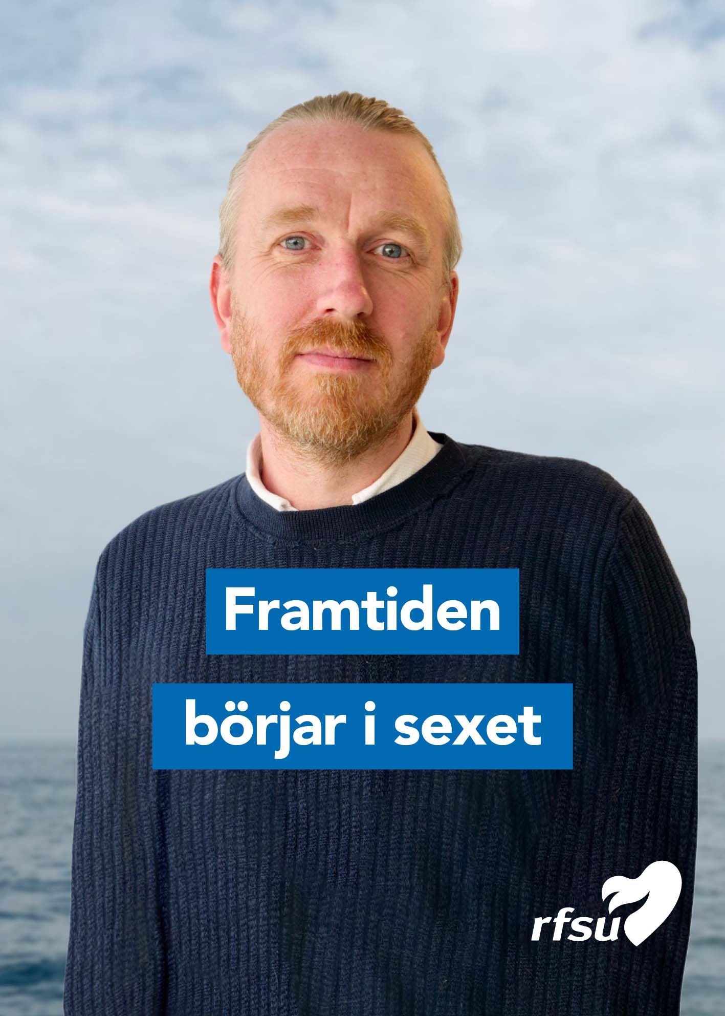 En kampanjaffisch från RFSU föreställande en person med rött skägg iklädd en mörkblå stickad tröja. I förgrunden syns texten ”Framtiden börjar i sexet” på blå bakgrund, med RFSU:s logotyp i hörnet.