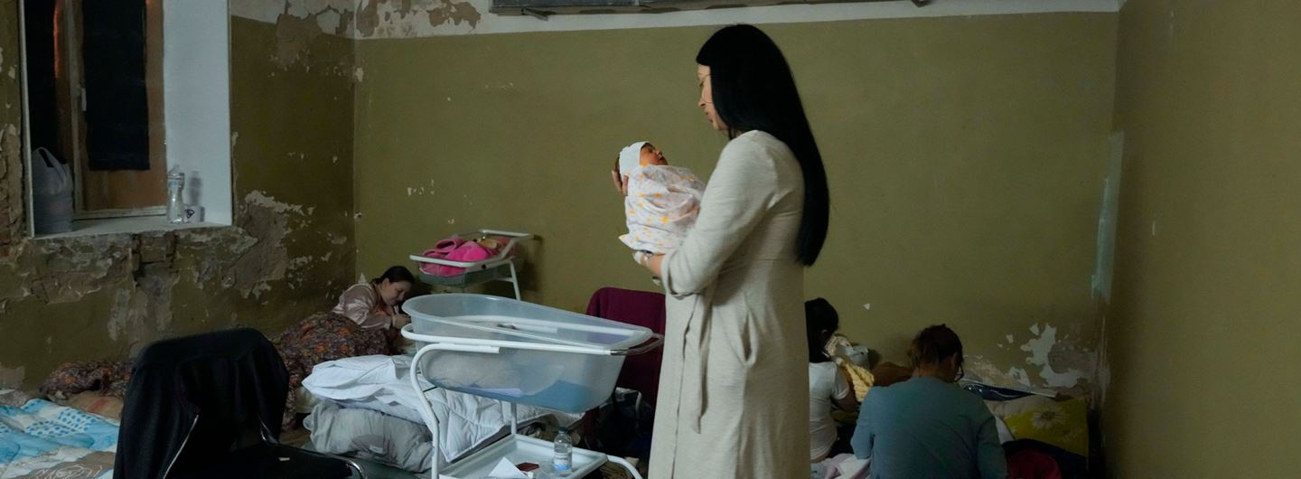 En kvinna håller sitt nyfödda barn i källaren på ett förlossningssjukhus i Kiev, Ukraina. Under ett flyglarm den 2 mars 2022 användes källaren som ett skyddsrum och har sedan omvandlats till en medicinsk avdelning. 