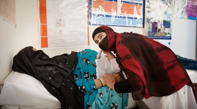 Gravid afghansk kvinna undersöks på sjukhus 