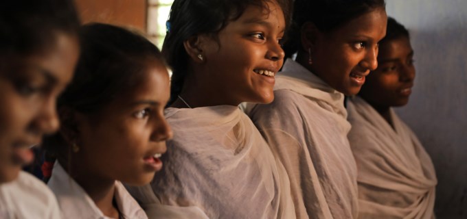 Fem flickor i vita saris 