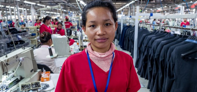 Kvinnlig textilarbetare på en fabrik i Kambodja där organisationen RHAC erbjuder sjukvård. 