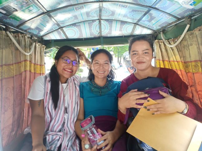 Tre kvinnor från organisationen Klahaan i Kambodja. 