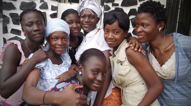 Sju leende kvinnor i Liberia 