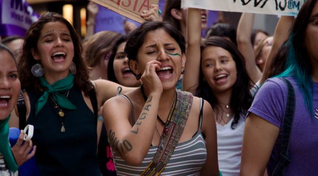 En grupp unga tjejer demonstrerar för aborträtt i Mexiko 