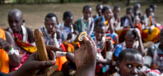 Demonstration av kondomanvändning inför en stor grupp kvinnor i Shompole, Kenya  