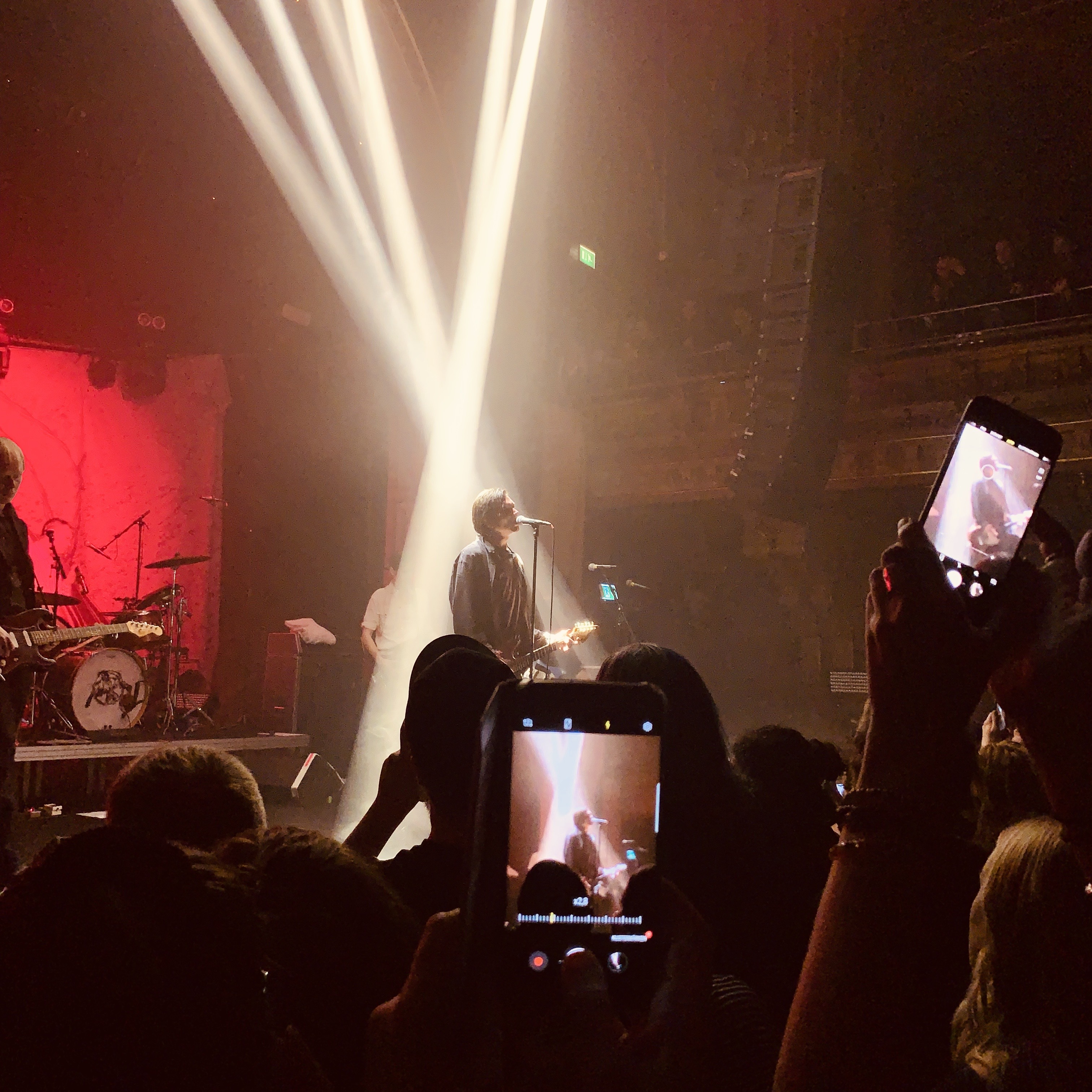 Bild från publiken på Berns när Hurula står på scen. 