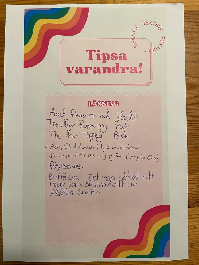 Papperslapp där någon har skrivit tips på filmer 