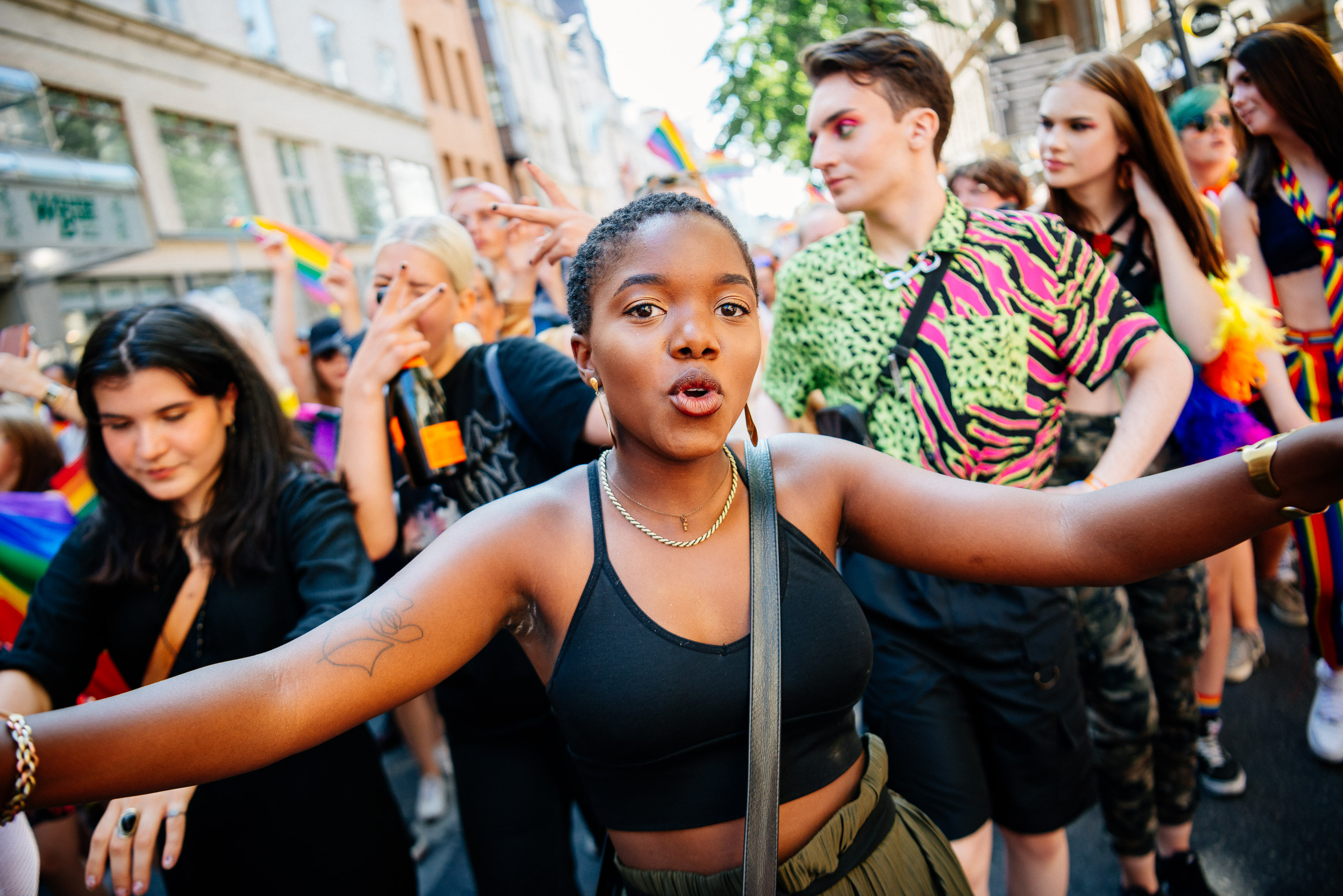 Leende människor i ett Pride-tåg.  