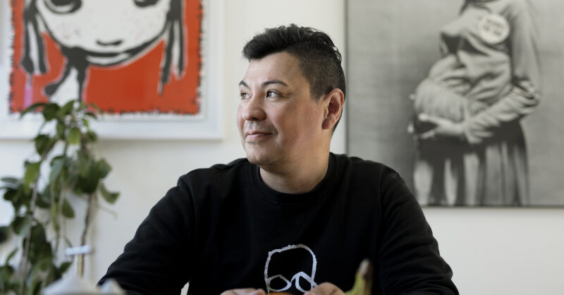 Porträttbild på Andreas som tittar åt sidan och ler 