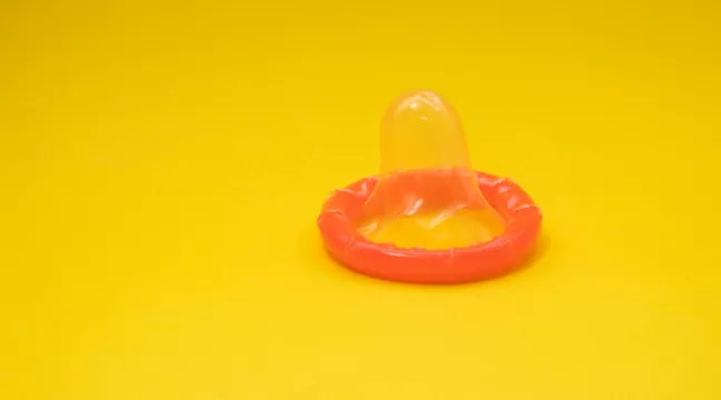 En röd kondom 