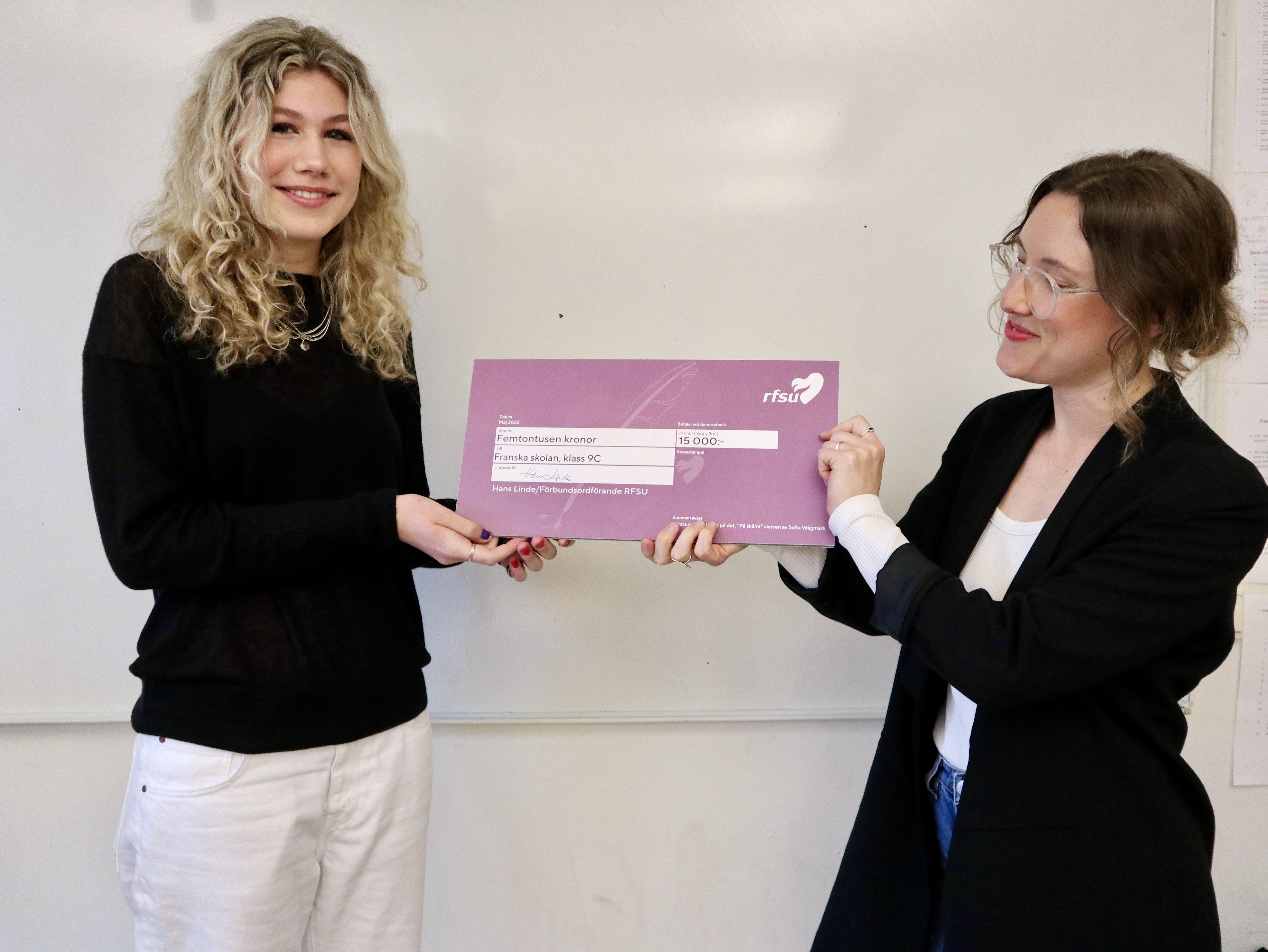 Vinnaren Sofia Wågmark tar emot sin vinst från Annika Åsäter, RFSU. 