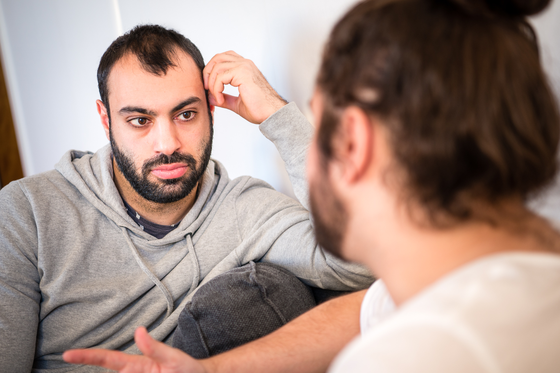 Två killar tittar varandra i ögonen. 