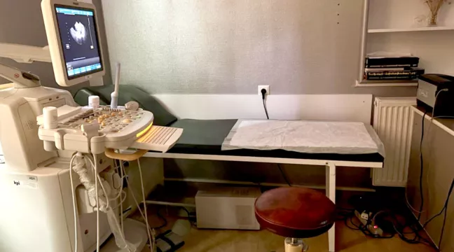 En brits på ett sjukhus. Bredvid syns en ultraljudsapparat. 