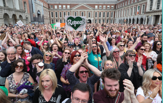 Irländska aborträttsaktivister firrar att abort är lagligt.
