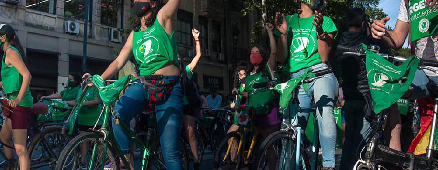 Cyklande demonstranter med gröna tröjor 