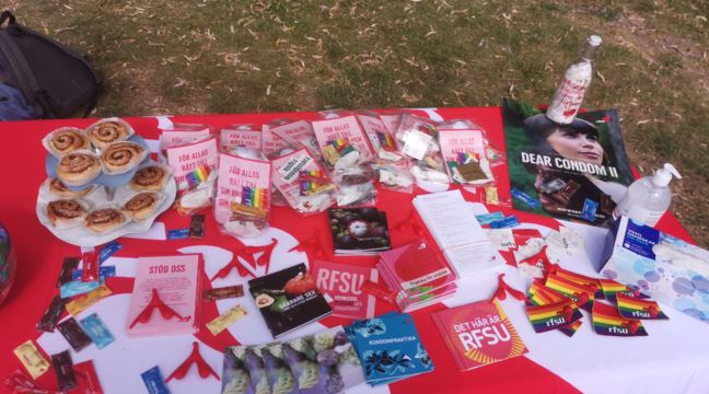 Bord fyllt med RFSU-broschyrer och kondomer. 
