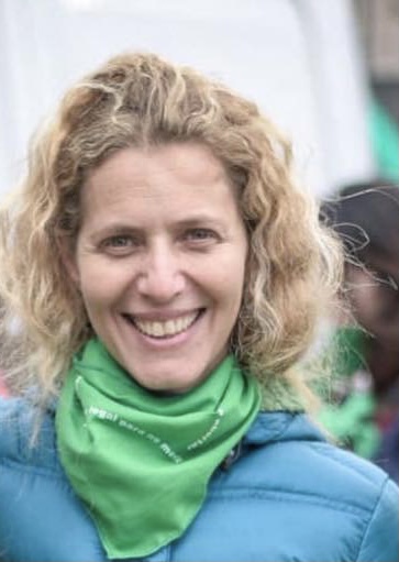 Laura Malajovich med den klassiska gröna sjalen runt halsen.