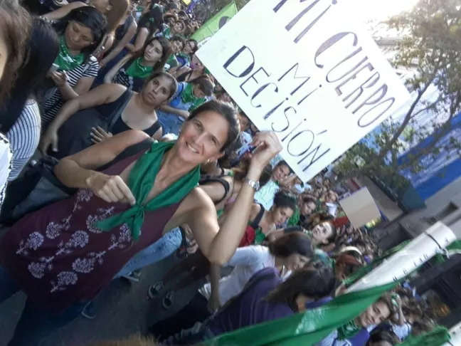 Kvinna i aborträttsprotester som håller upp en skylt. 