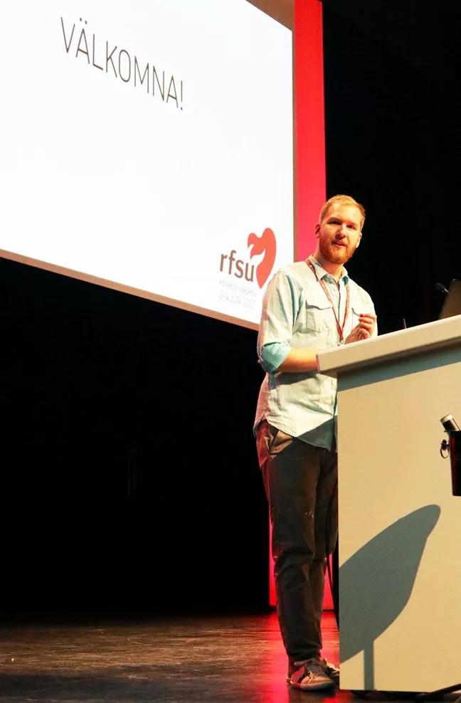 Person på scen med en RFSU-logga bakom sig. 