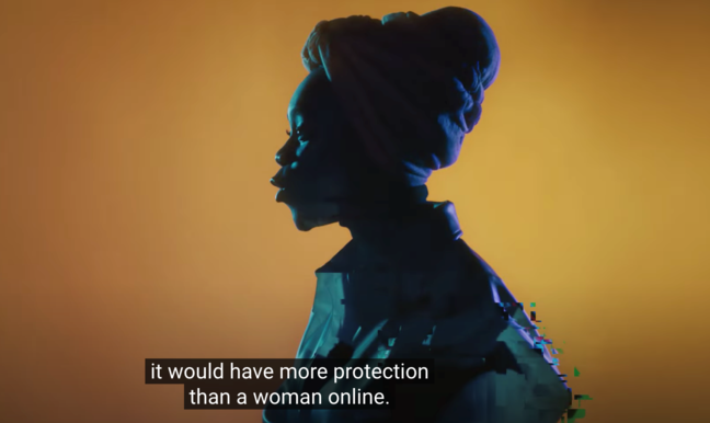Kvinna i profil med turban på huvudet från en youtubefilm. 