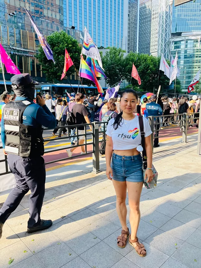 Jennie Kim och en polis. 