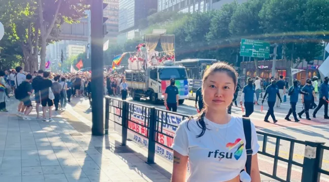 Jennie Kim i RFSU:s pridetröja vid en gata i Seoul. 