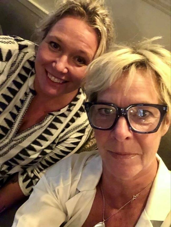Två personer har tagit en gemensam selfie. En har glasögon, båda är blonda. 
