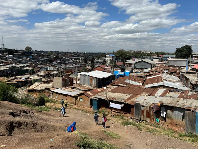 En plåtstad syns uppifrån 