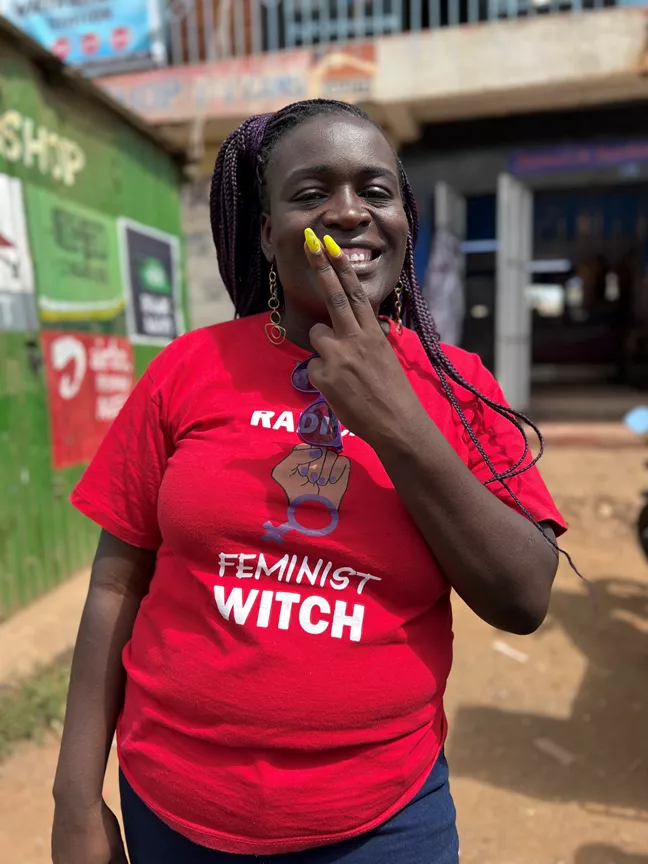 Radical Feminist Witch står det på Editars t-shirt. Hon håller upp ett par långa, gulmålade naglar mot munnen och ser cool ut. 