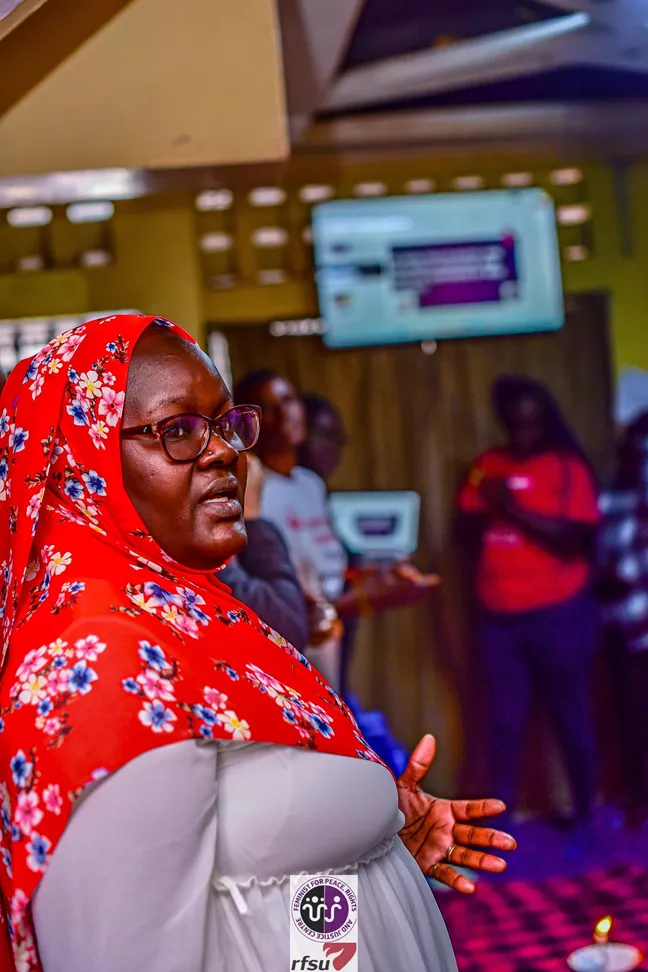 En kvinna i glasögon och blommig sjal. 