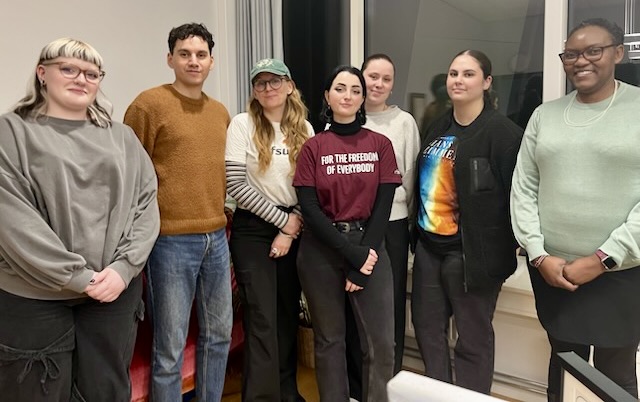 Sju personer står uppställda för fotografering. 