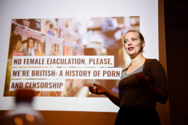 Jessica Påfs framför en text där det står No female ejaculation, please, we're British. 