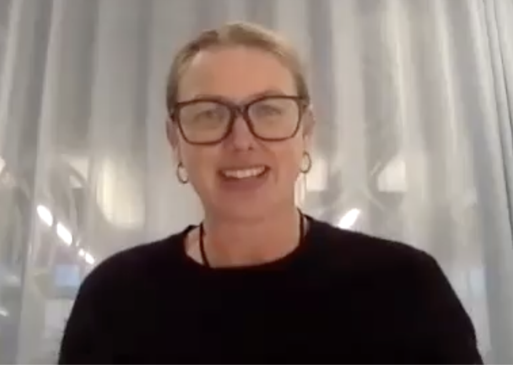 Kristina Kastell sitter framför skärmen inför digitalt seminarium 