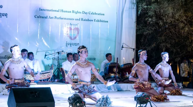 traditionella kambodjanska dansare på en scen 