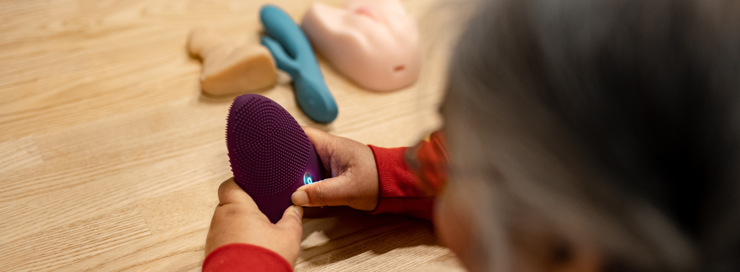 Sex för alla deltagare undersöker olika sexleksaker. 