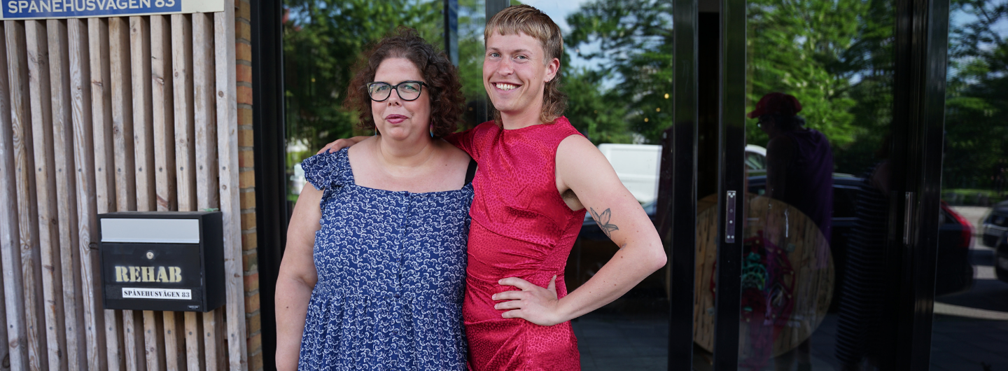 Medarbetare samt deltagare från projektet Sex för alla är på fest. De ler och håller en arm om varandra.  