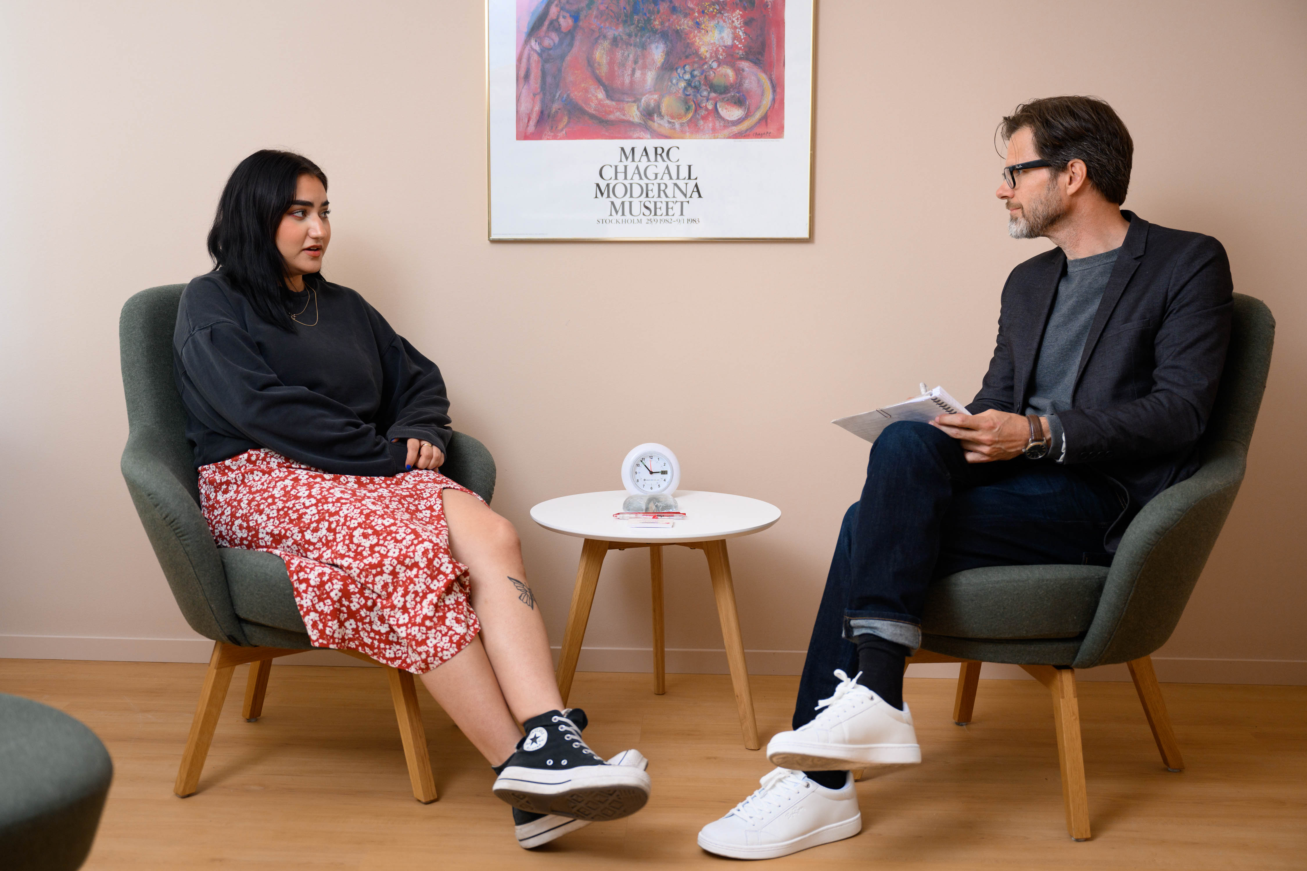 En av klinikens psykoterapeuter samtalar med en klient.