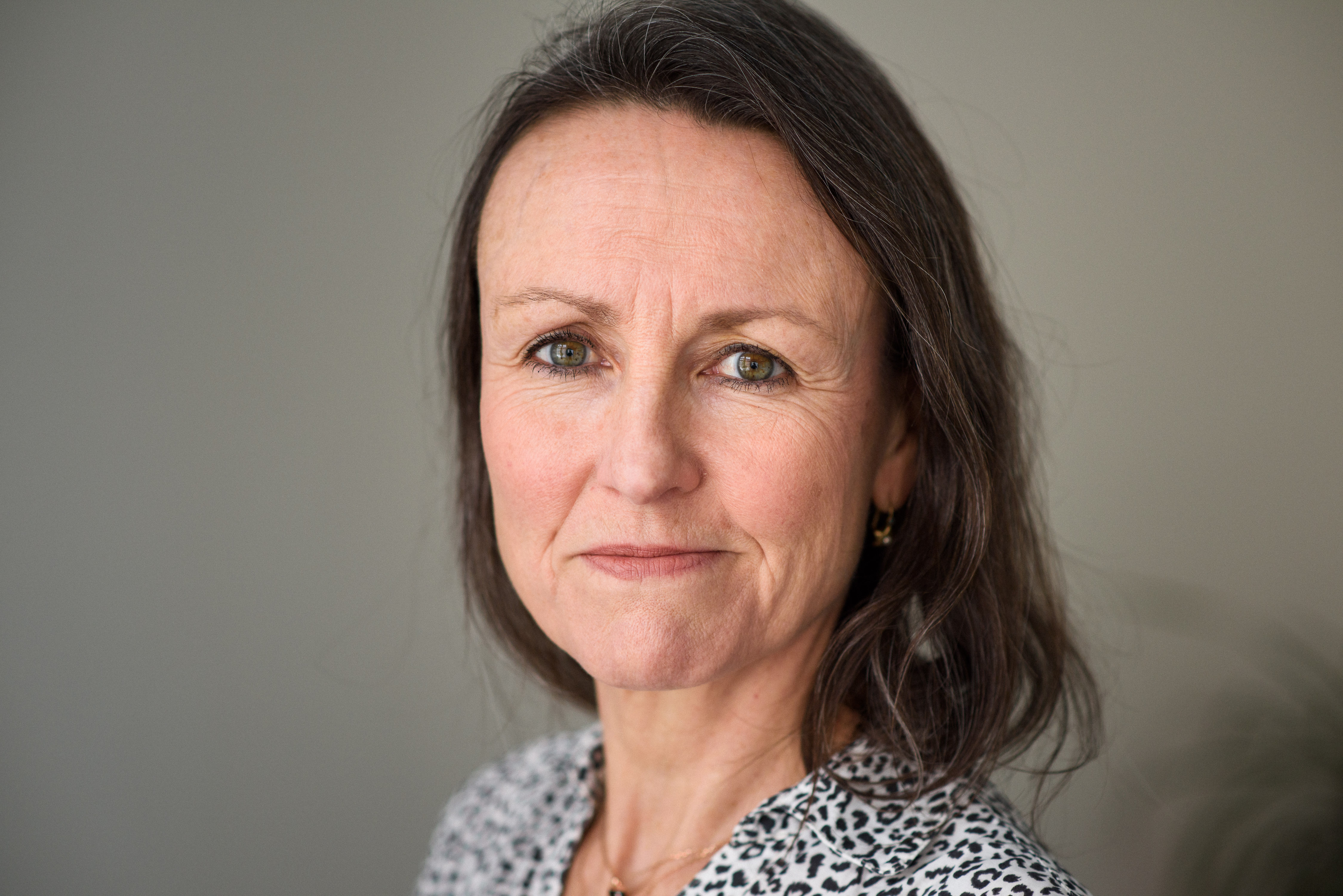 Porträtt på kvinna med långt mörkt hår