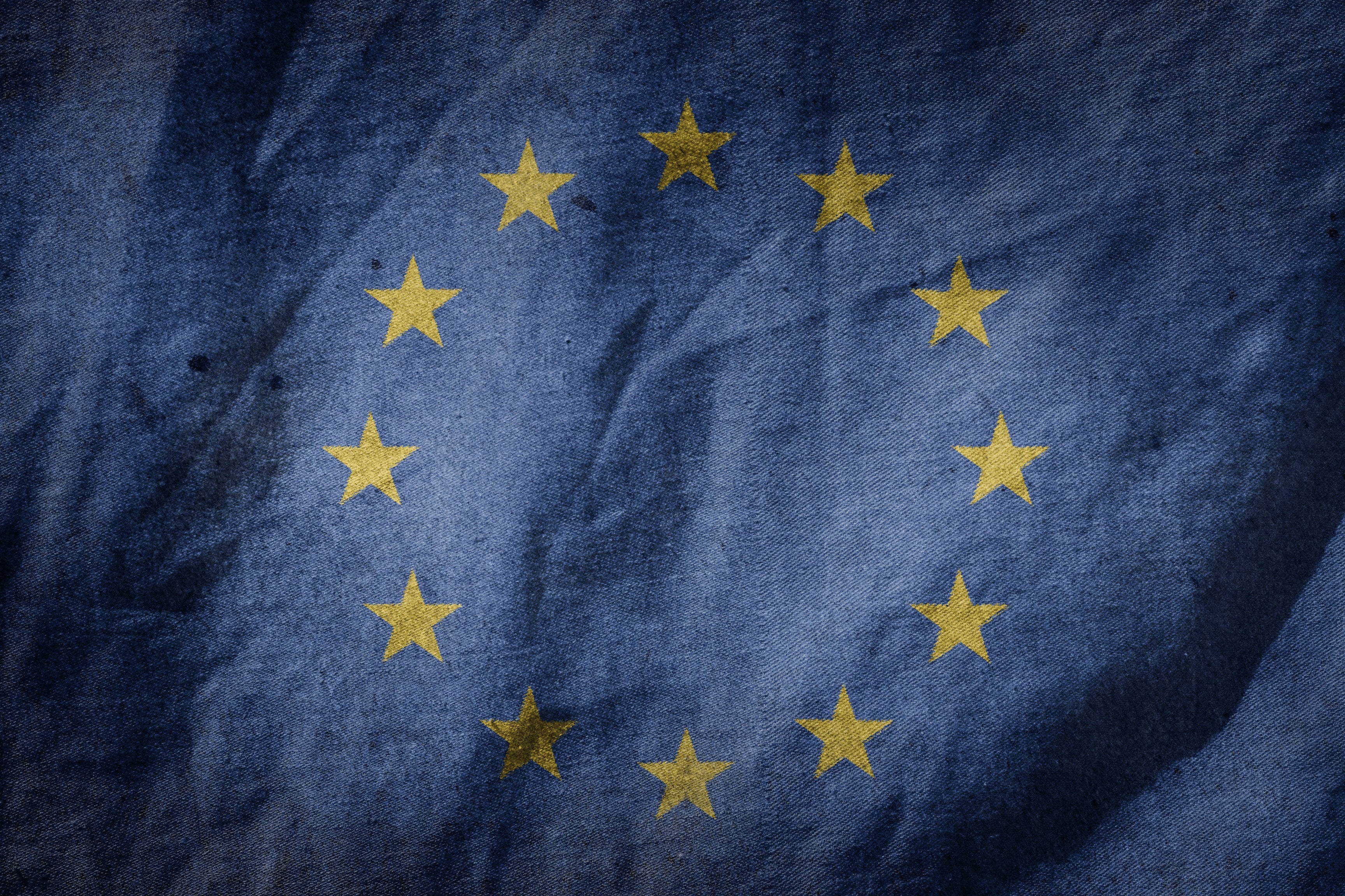 Närbild på en mörkblå EU-flagga med en cirkel av gula stjärnor.