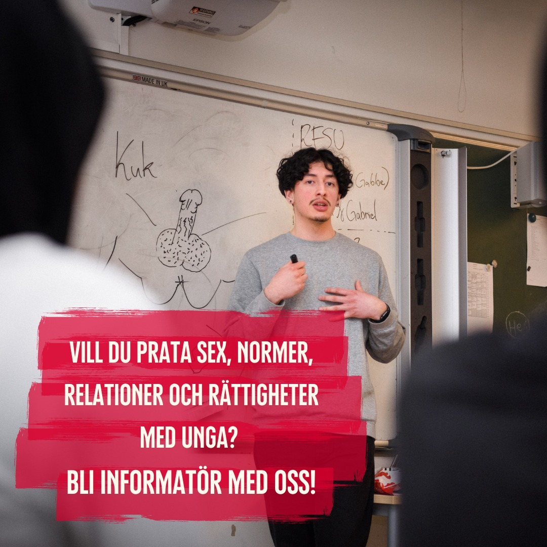 En person står framför en whiteboard tavla och ser ut att prata. På bilden står det: VILL DU PRATA SEX, NORMER, RELATIONER OCH RÄTTIGHETER MED UNGA? BLI INFORMATÖR MED OSS!